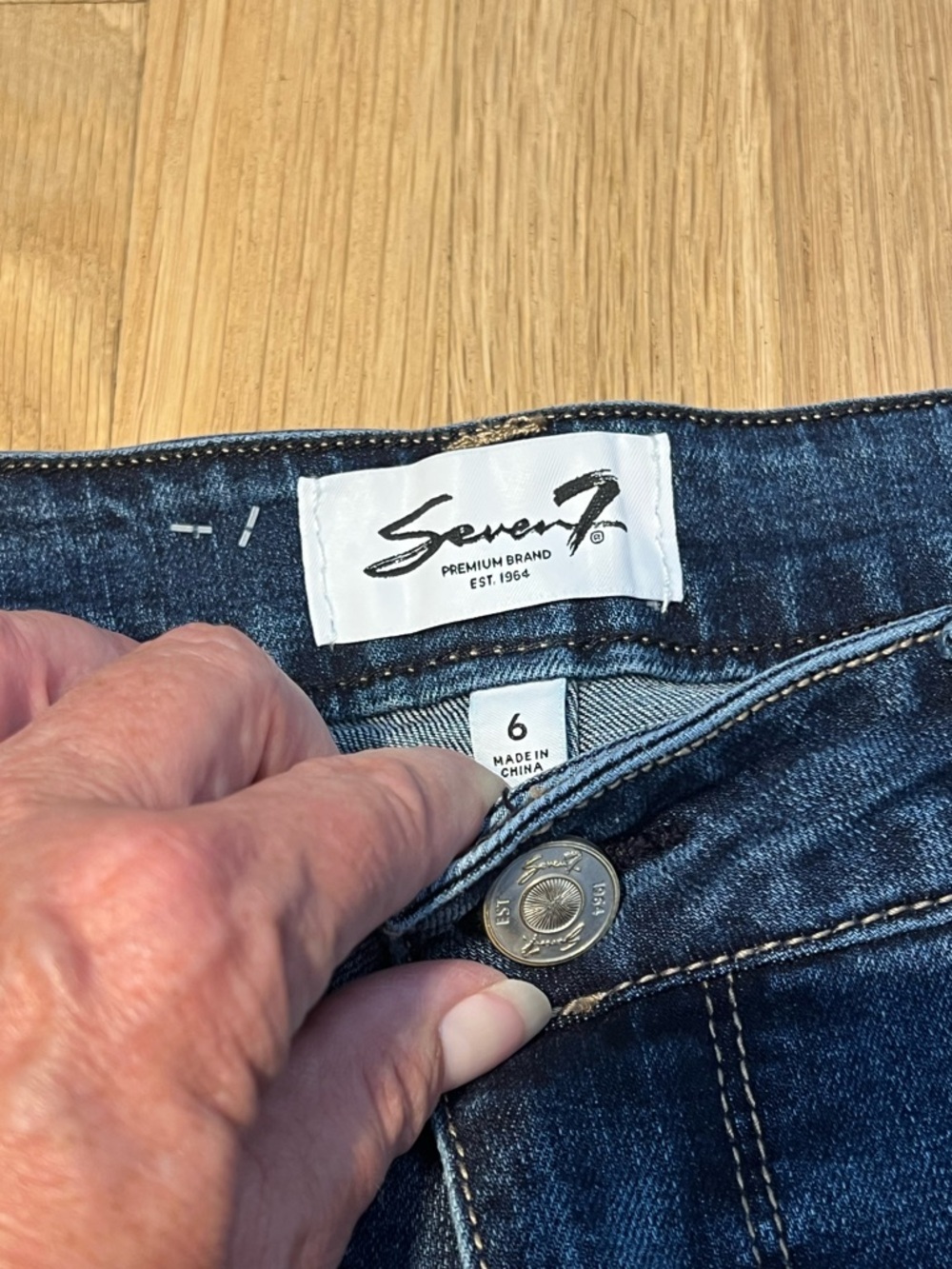 Seven7 High Rise Weekend Shorts Size 6 Dark Wash 4” Inseam Stretch Denim - Picture 5 of 15